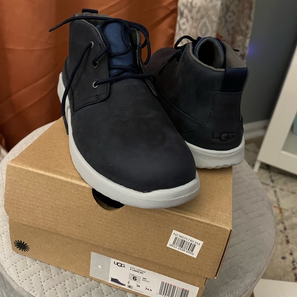 Brand New - Big Boy Waterproof, All weather boots. Uggs, Navy Blue, Youth size 6 - Picture 1 of 3